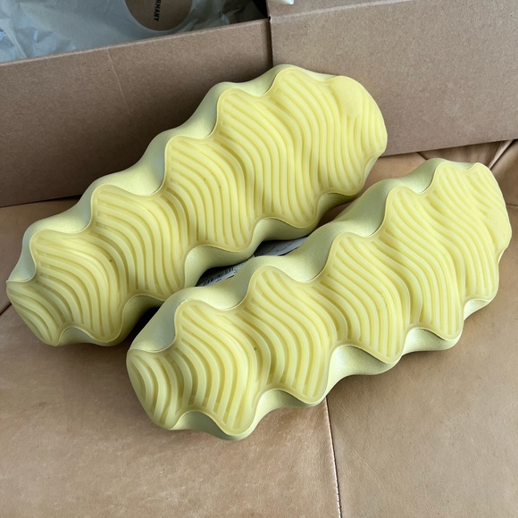 BNIB - Picture 2 of 3